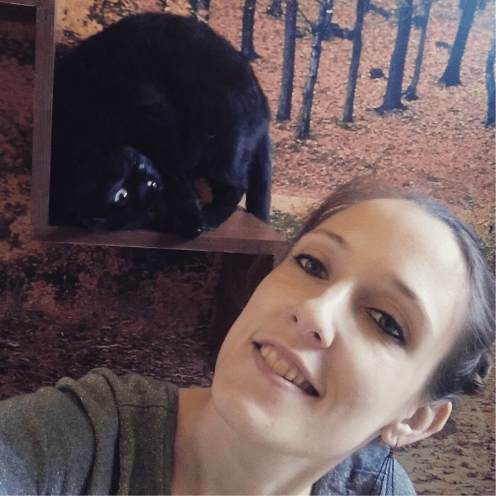 Kattenverzorgster en therapeut Joline van Chat-o-Gand met zwarte kat in de Zwarte Woud suite 